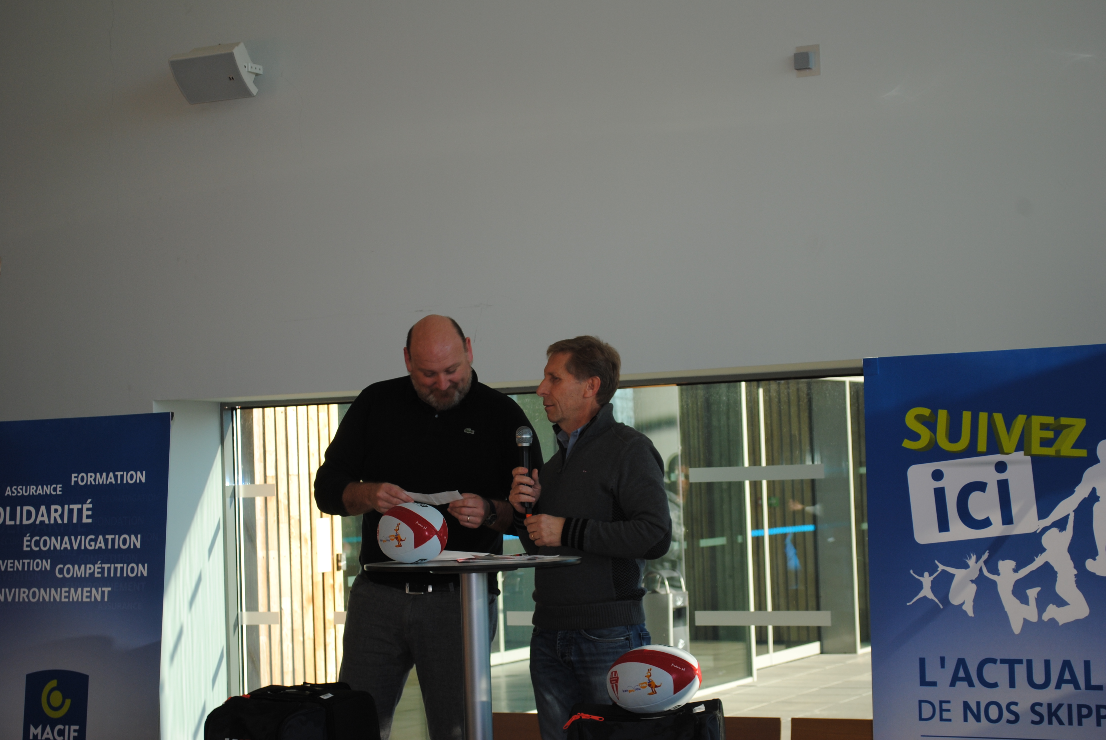 Marco offre un chèque de 2000 pour lécole de rugby au nom des anciens